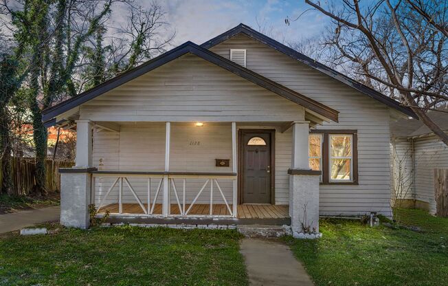 Charming bungalow located right off Route 66