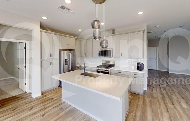 746 E DORAL AVE