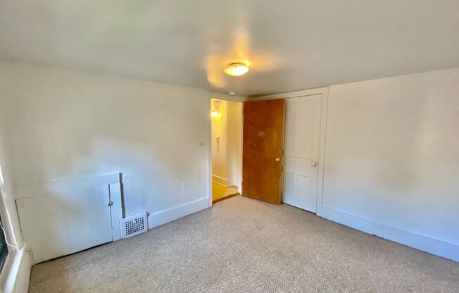 2 beds, 1 bath, $1,195, Unit 4