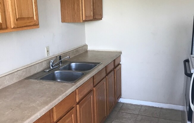 3 beds, 1 bath, 851 sqft, $825, Unit Apt 10