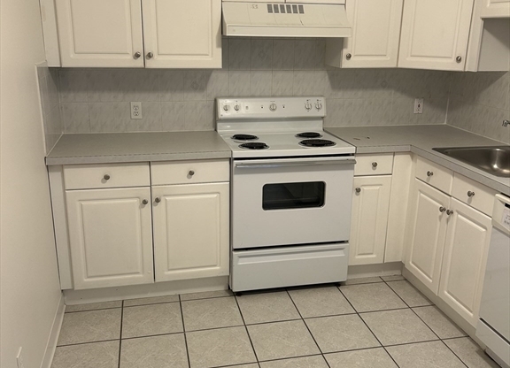 2 beds, 1 bath, 800 sqft, $2,200, Unit 35