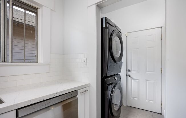 4 Bedroom Apartment with 1 Common Bathroom at 1418 Jefferson Blvd. - Unit 1418