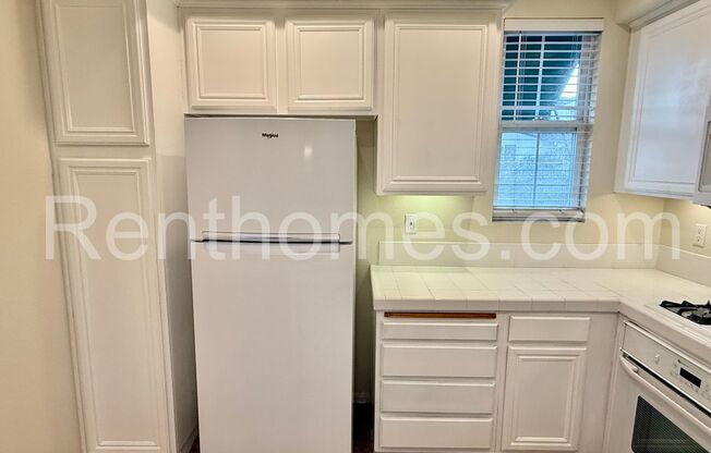 Carlsbad, 6473 Terraza Portico, Gated Community, Community Pool and Spa, AC, Fireplace, Attached 2 Car Garage with Opener.