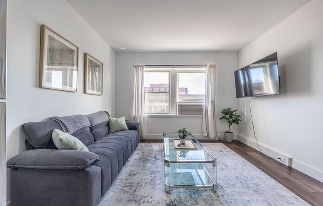 2 beds, 1 bath, $3,000, Unit 1555 - 404