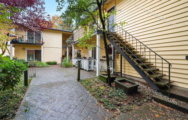 Charming Upstairs 2BD/1BA in the Heart of Multnomah Village