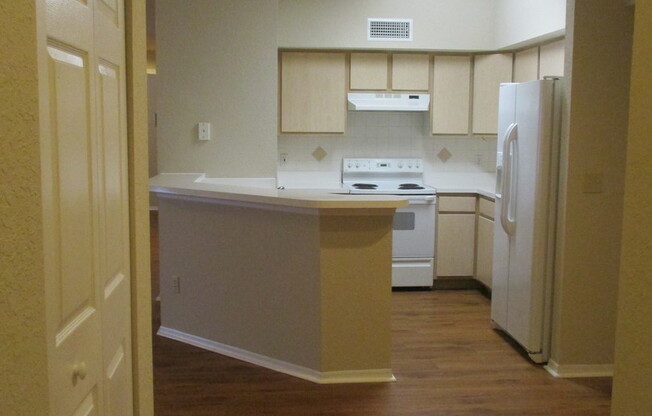 Upgraded 3BR/2BA Altamonte Springs Condo with Wood Flooring and Den!