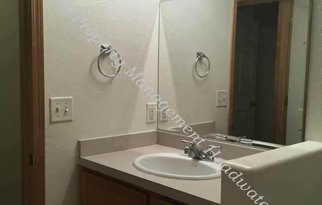 2 beds, 1 bath, 870 sqft, $1,250, Unit Unit 2