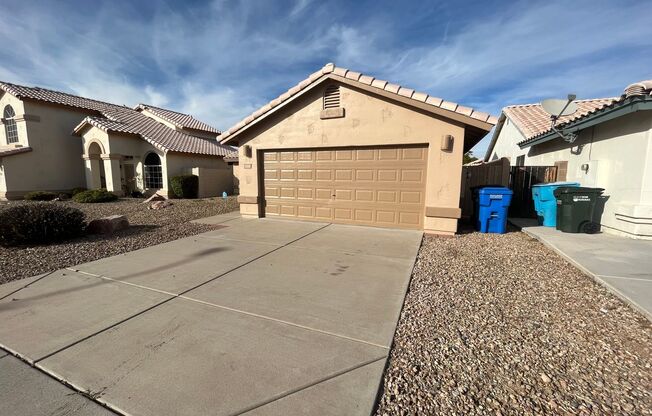4 Weeks of Free Rent! - Three bedroom Single Family Home in North Phoenix!