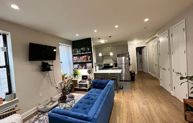 218 W 22 ST