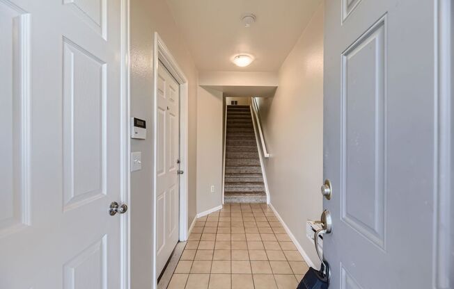 Amazing 2BR, 2BTH Townhouse, Great Location (City Center)