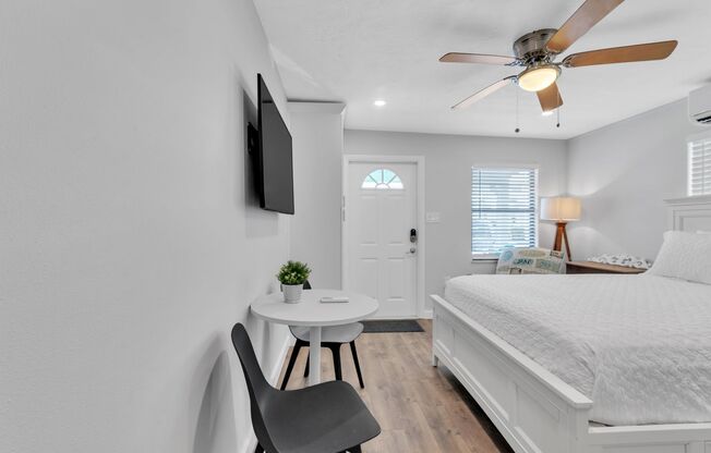 Studio, 1 bath, 375 sqft, $1,595, Unit 6B