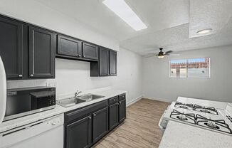 2 beds, 2 baths, 992 sqft, $1,595, Unit 24