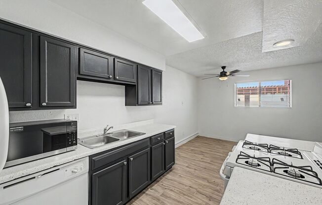 2 beds, 2 baths, 992 sqft, $1,595, Unit 24