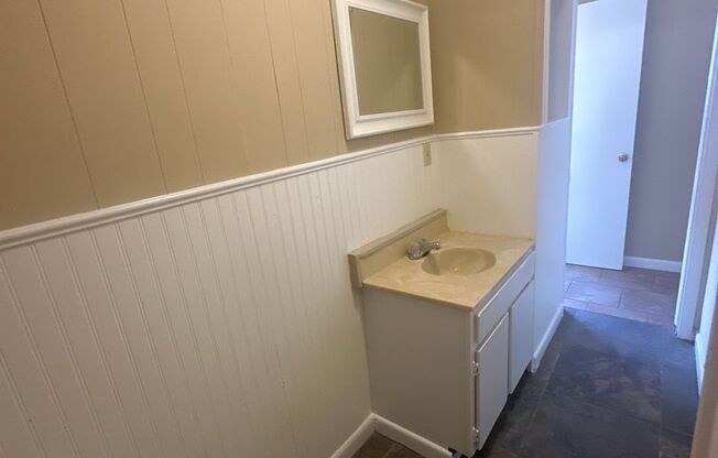 1 bed, 1 bath, $950, Unit 8