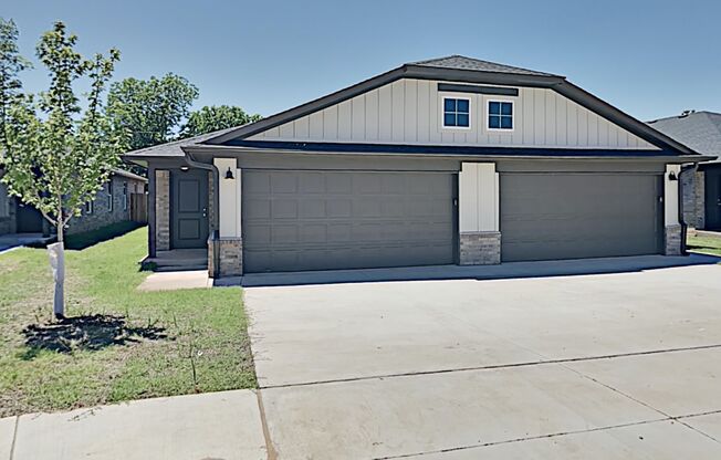 3 Bedroom 2 Bathroom 2 Car Duplex in Great Location Close to the Broadway Extension and 8 minutes from Downtown OKC