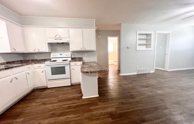 2 beds, 1 bath, 952 sqft, $900