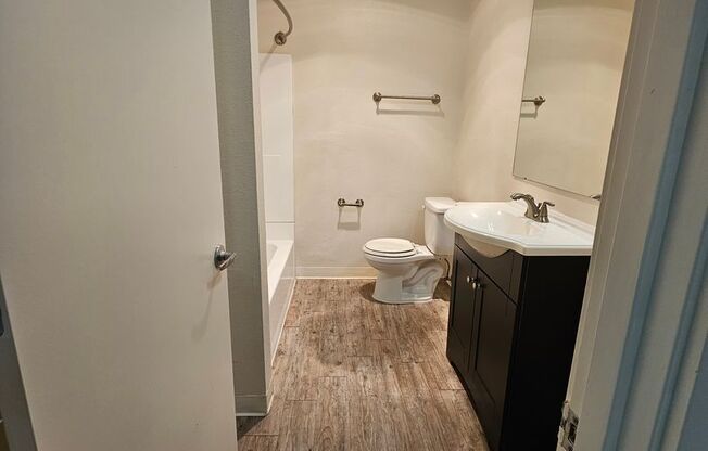2 beds, 1 bath, 915 sqft, $1,575, Unit 68