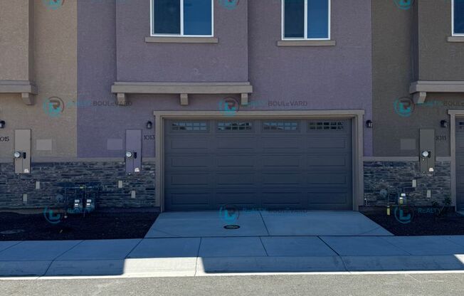 Luxury and Convenience: Fully Equipped 3-Bedroom 2.5 Bathroom 2 Car Garage Condo in Carson City