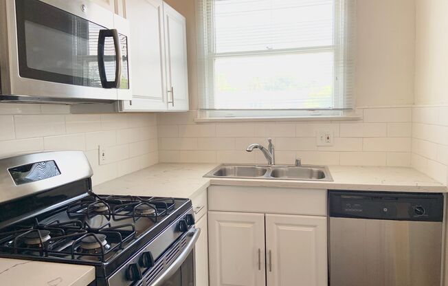 Studio, 1 bath, 400 sqft, $1,545, Unit 208