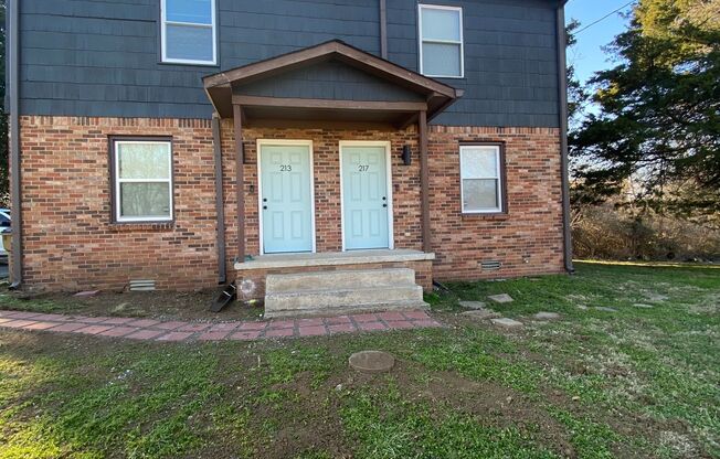 20 minutes from Downtown Nashville 1BR/1BA in Quadplex (two story quadplex)