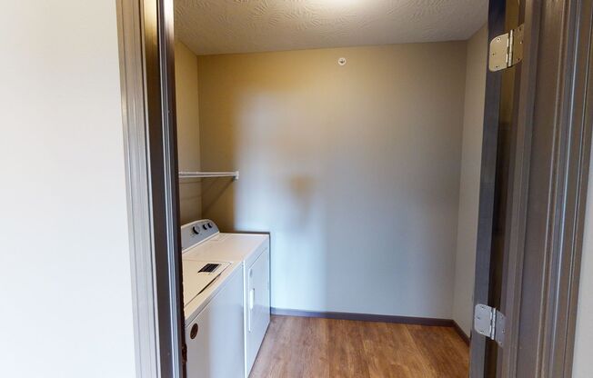 3 beds, 1 bath, 1,003 sqft, $1,255, Unit 321-2210