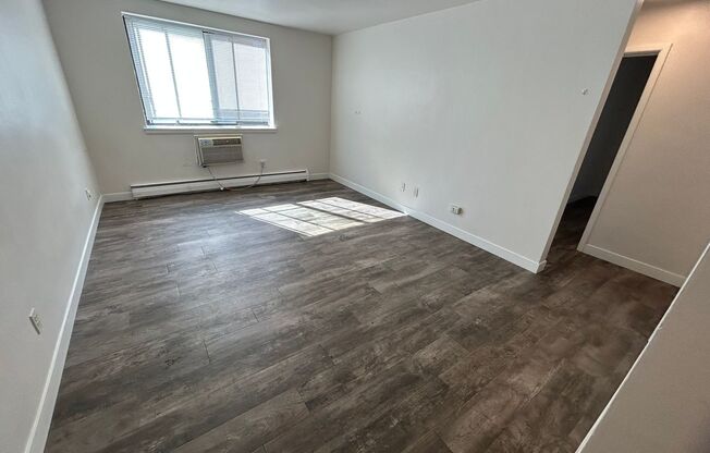 2 beds, 1 bath, $1,325, Unit 108