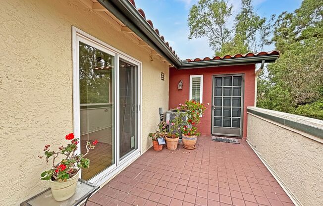 Beautiful 3BD/3BA Townhouse in Fashion Valley W/ A/C, W/D, & Community Pool!