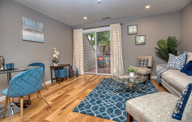 2 beds, 1.5 baths, 920 sqft, $2,500, Unit B