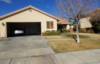 Beautiful Ridgecrest Home, 3 Bedroom + Bonus Room/ Office, Landsacaped, Jacuzzi spa in back patio,