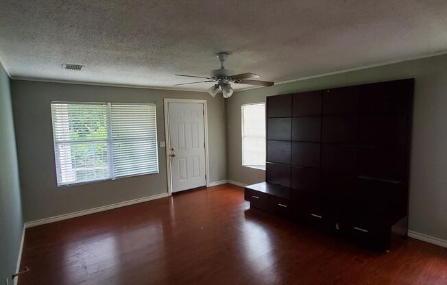 2 beds, 1 bath, 998 sqft, $950