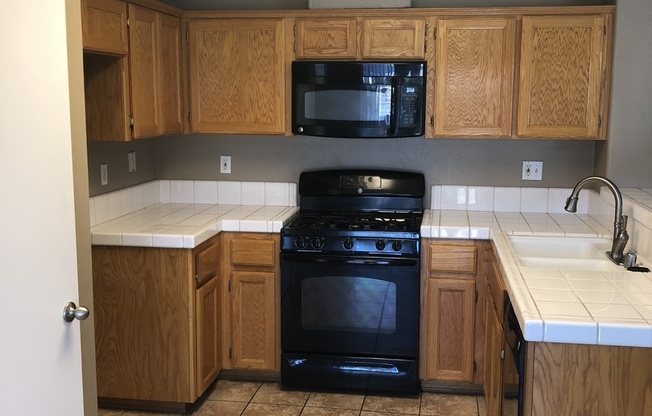 12405 Adirondack Ave-NW-Beautiful Bakersfield Property