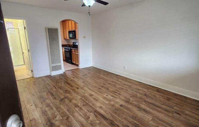 **SPECIAL** FIRST MONTH FREE!!! Clean Upstairs Unit In Convenient Location- Close to SDSU!
