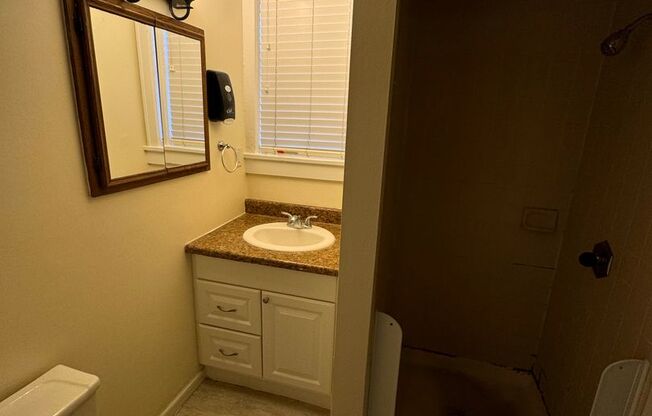 Studio, 1 bath, $825, Unit B2