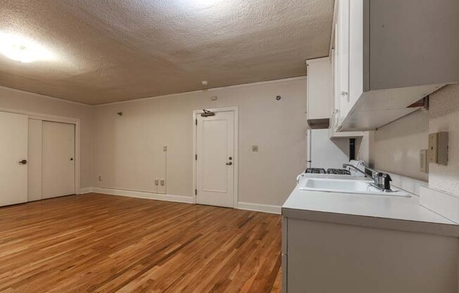 Studio, 1 bath, 370 sqft, $1,150, Unit 102