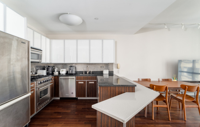 130 W 19 ST