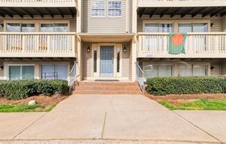 Freshly Renovated 3BR Condo Steps from UNCC & Transit