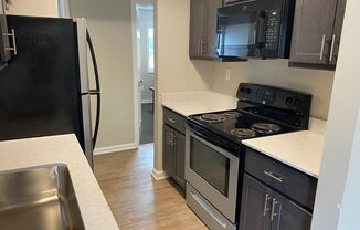 Studio, 2 baths, 930 sqft, $565