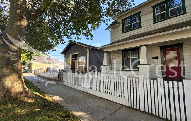 Downtown Walla Walla 4 Bedroom Farmhouse with Modern Comforts $200.00 OFF 2nd MONTHS RENT!!!