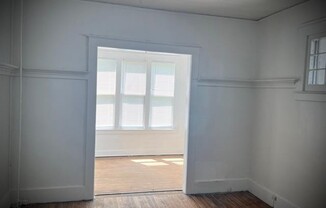 5049 LARCHMONT