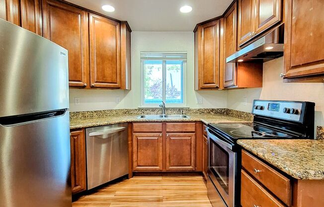 Great Second Floor 2bd Condo With Pool in Gated Complex