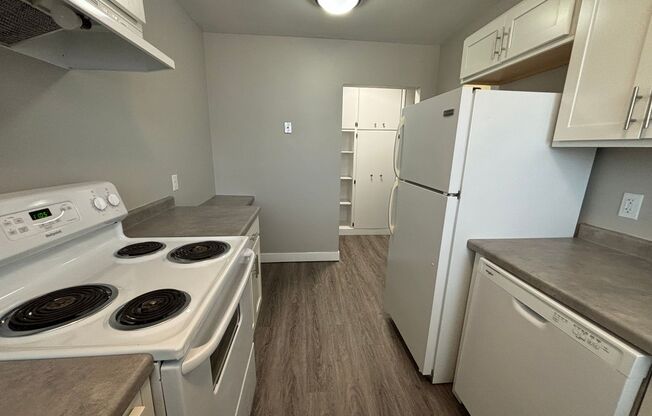 2 beds, 1 bath, 888 sqft, $975, Unit 2