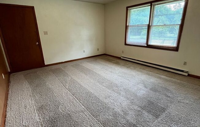 2 beds, 1 bath, 903 sqft, $1,090, Unit O-2