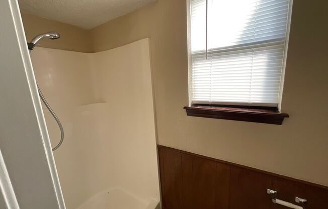 3 beds, 2 baths, $1,295