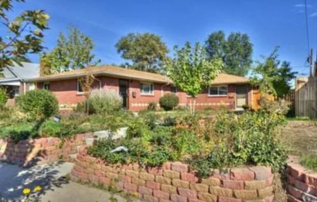 2 bedroom / 1 bath Mid-Century brick duplex in the Sunnyside