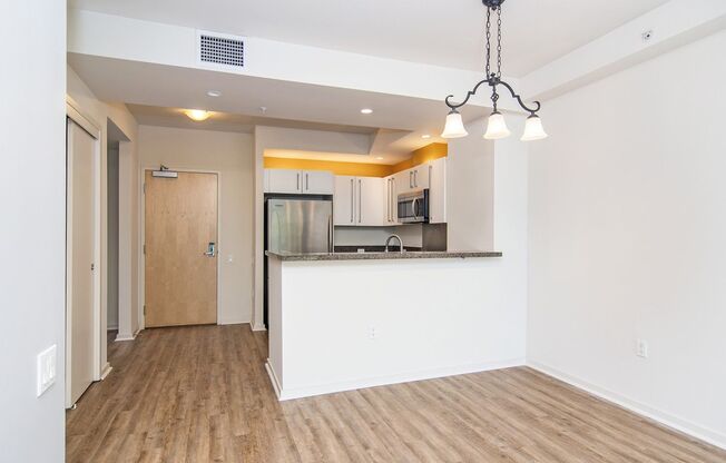 1 bed, 1 bath, $2,500, Unit #322