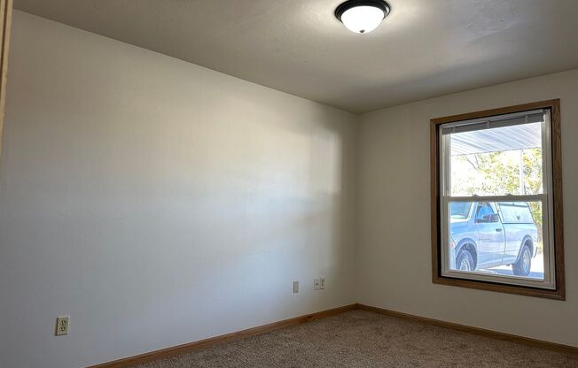 2 beds, 1 bath, $1,045, Unit Unit 5