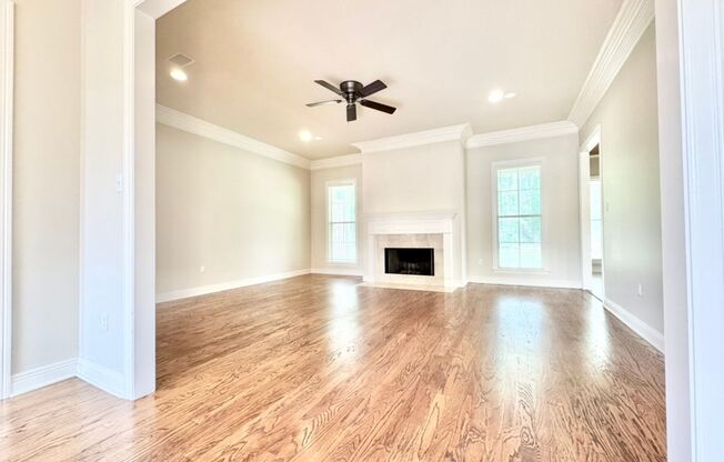 Spacious 4-Bedroom with Fireplace & Fenced Yard in Baton Rouge