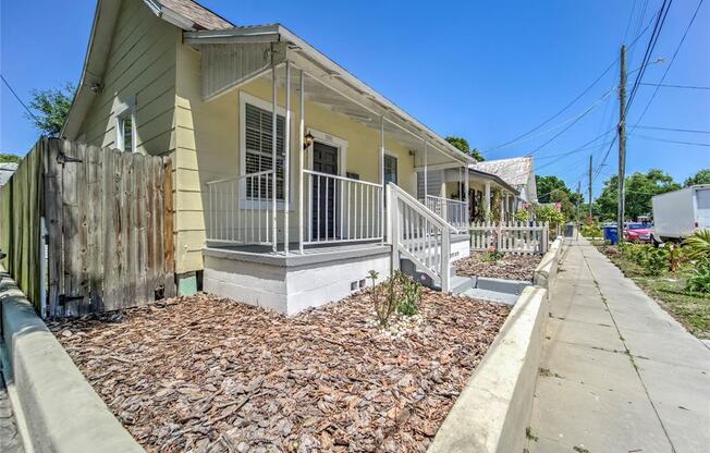 1002 E 15 AVE
