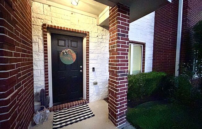 January Move In! Large 2 Bed, 2.5 Bath Condo Centrally Located