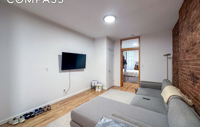 215 E 5 ST
